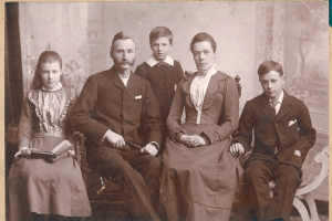 photograph of a Victorian-era family